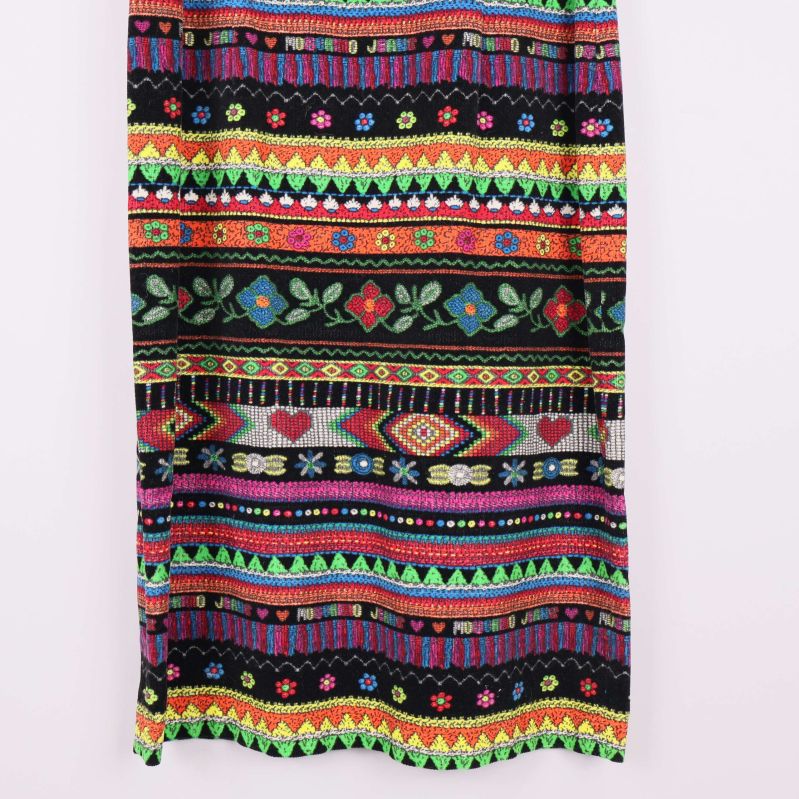 Nederdel av klänning i färgglada mönster och ränder