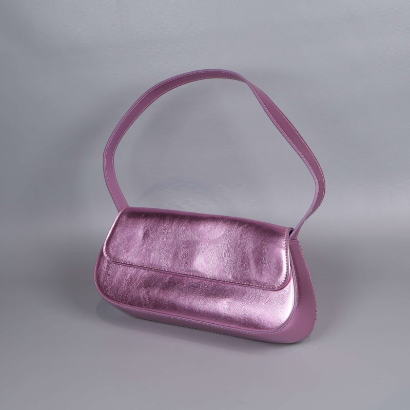 Rosa metallic axelväska med bred axelrem