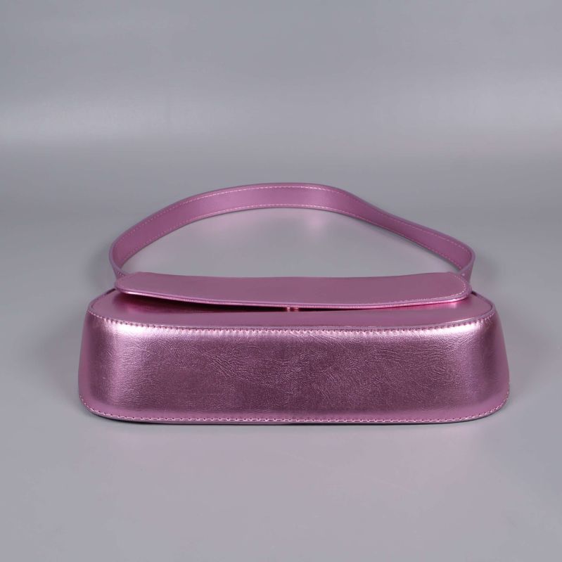 Väskans framsida i rosa metallic