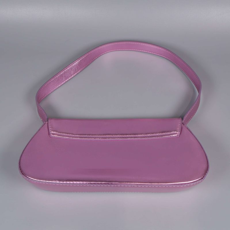 Väskans baksida i helbild rosa metallic