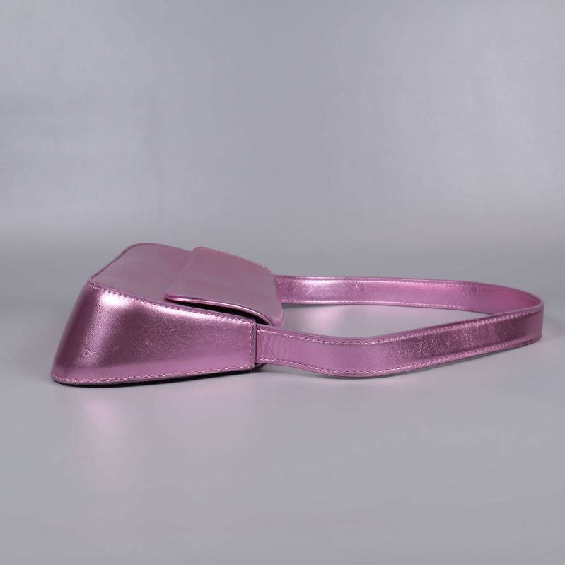 Väska i profil som visar sidovy och rem