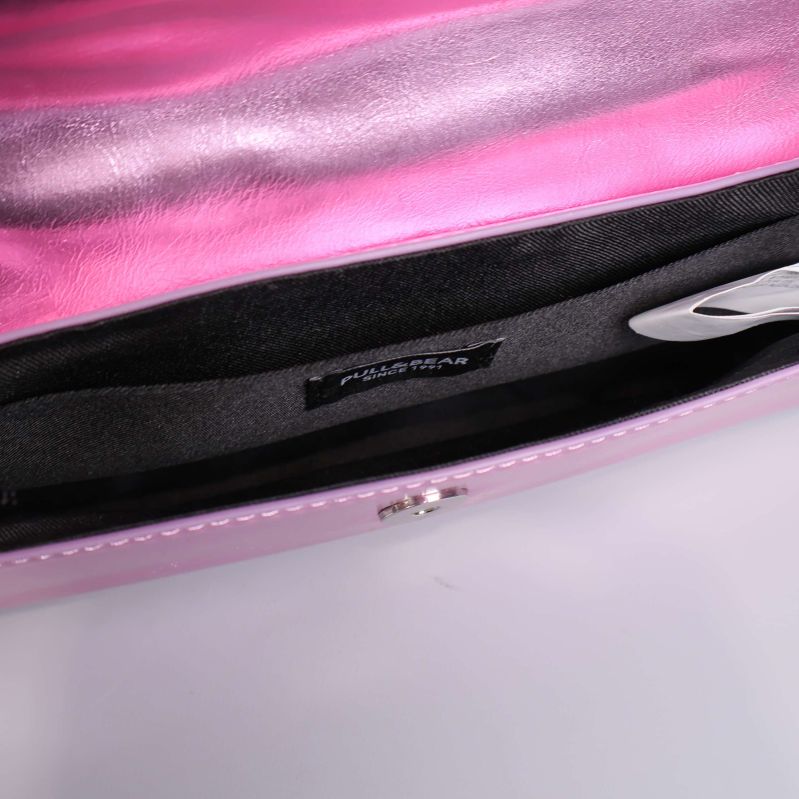 Väskans insida med svart foder och dragkedja