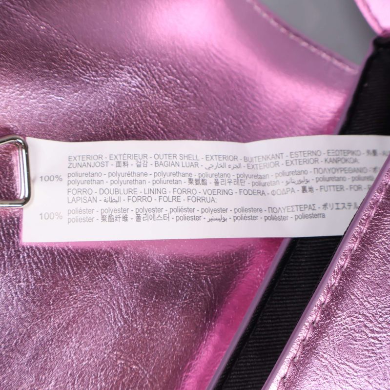 Materiallapp med text 100% polyester på flera språk