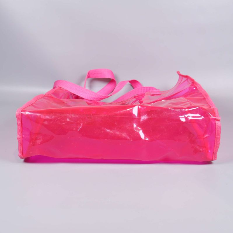 Underifrån av rosa Guess-väska med bred botten