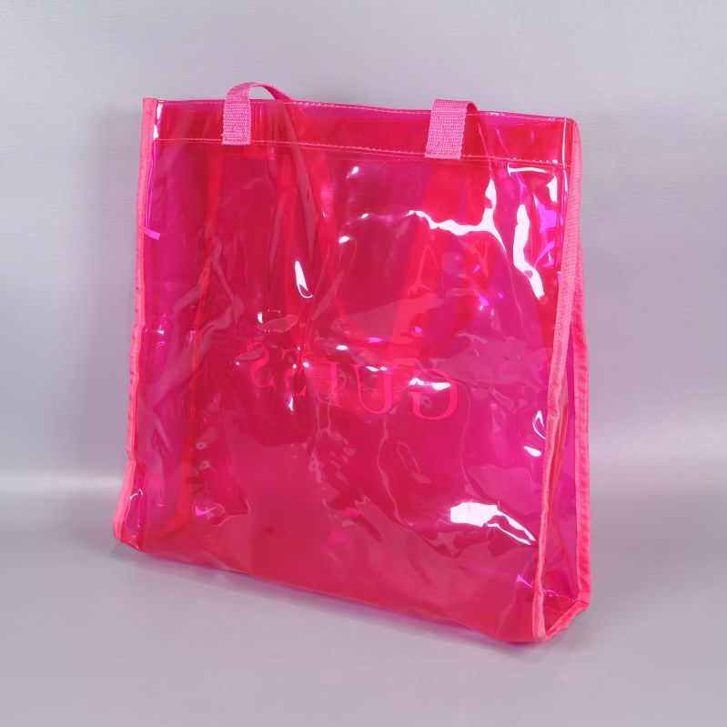 Baksidan av genomskinlig rosa Guess-väska