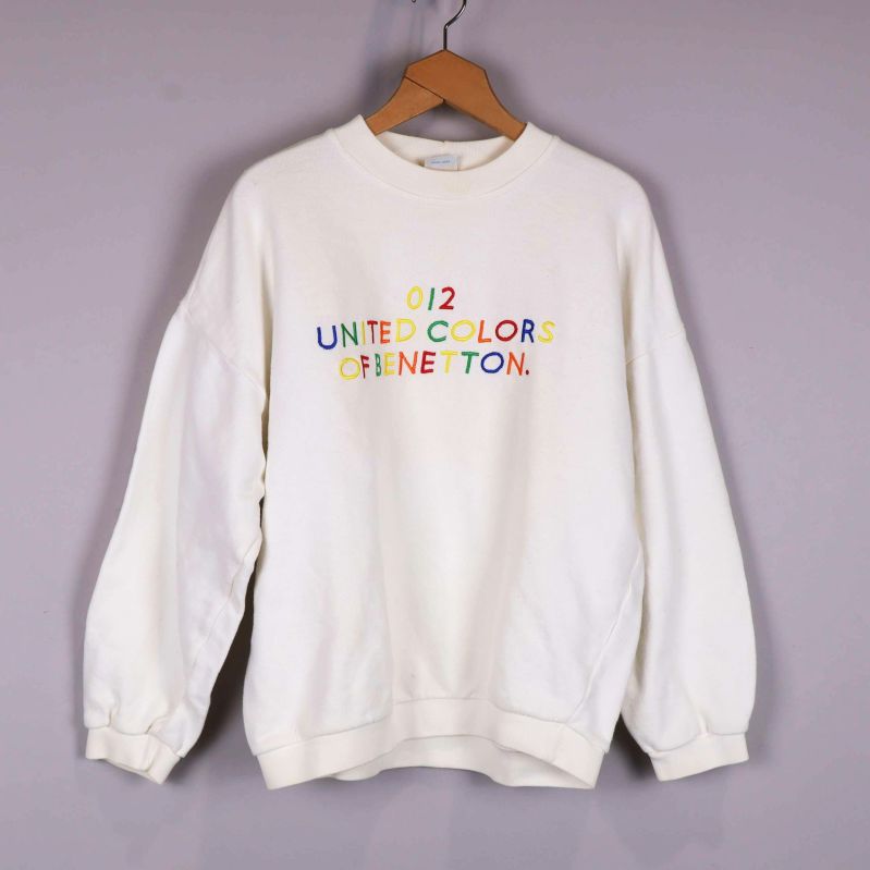 Vit sweatshirt med färgad brodyr på bröstet