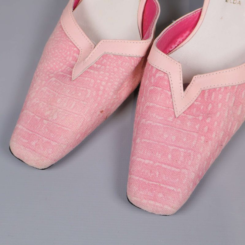 Närbild på strukturerad rosa ovandel och tå