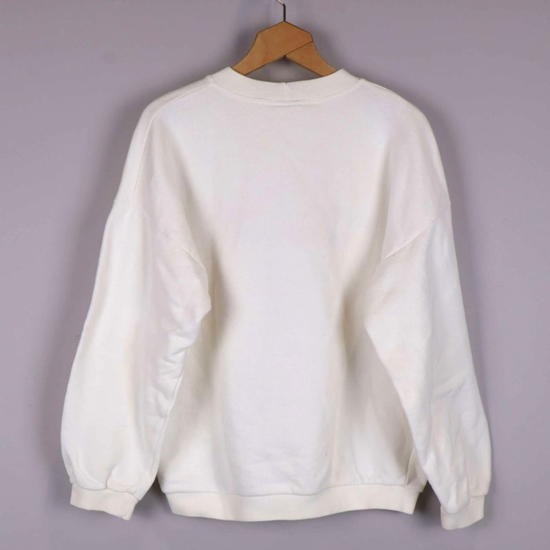 Baksidan av vit sweatshirt 