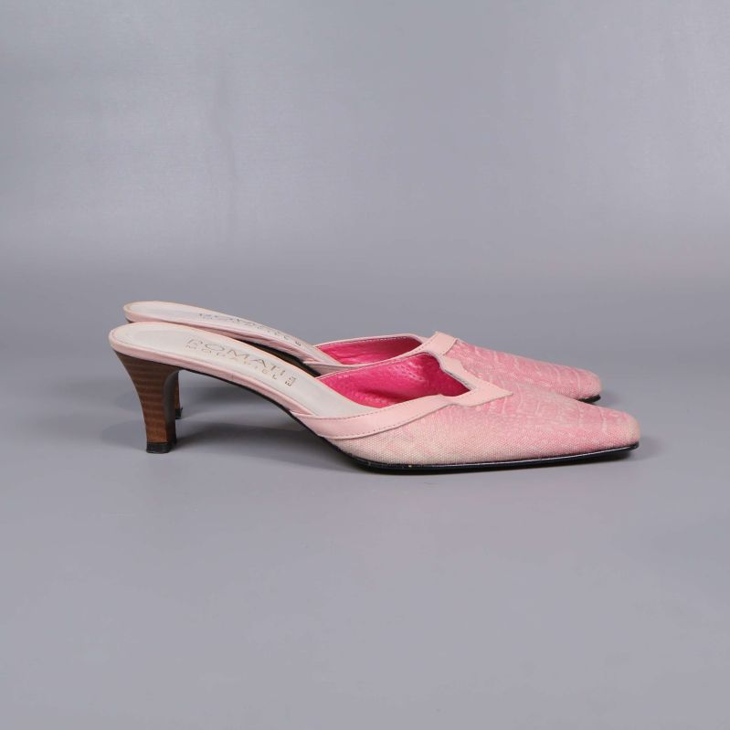 Rosa mules med klack, vy från andra sidan