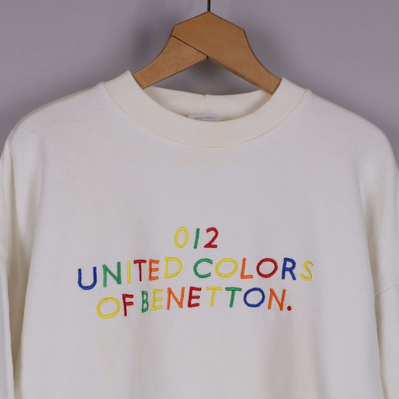 Närbild på färgglad broderad logga framtill