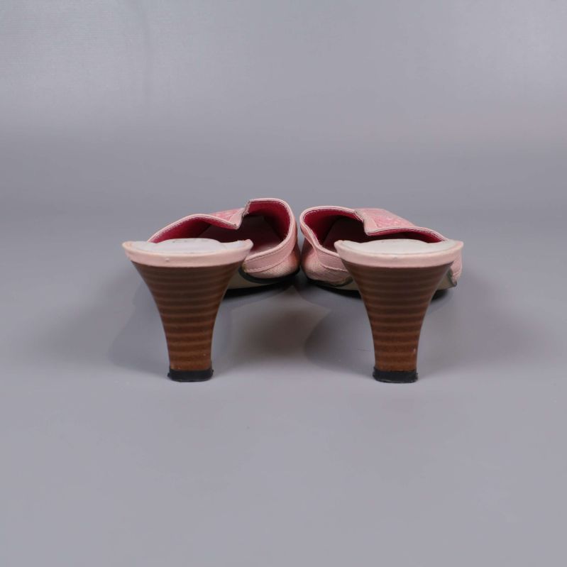 Baksidan av rosa mules med träklackar