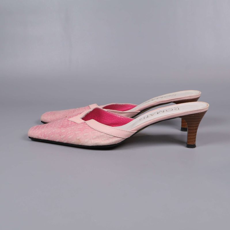 Rosa mules med klack i sidovy