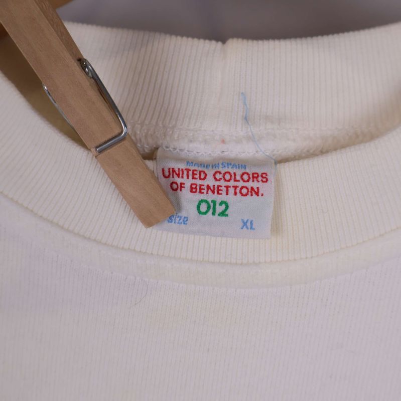 Etikett inuti kragen med varumärkes- och storleksinfo