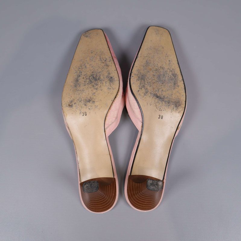 Undersidan av båda skorna visar slitage