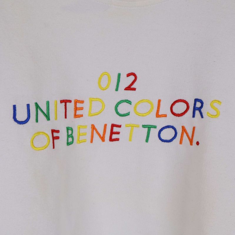 Detaljerad närbild på broderad logotyp med olika färger