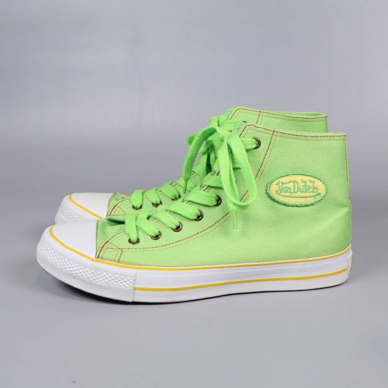 Sneakers i limegrönt sett från sidan med Von Dutch-logotyp