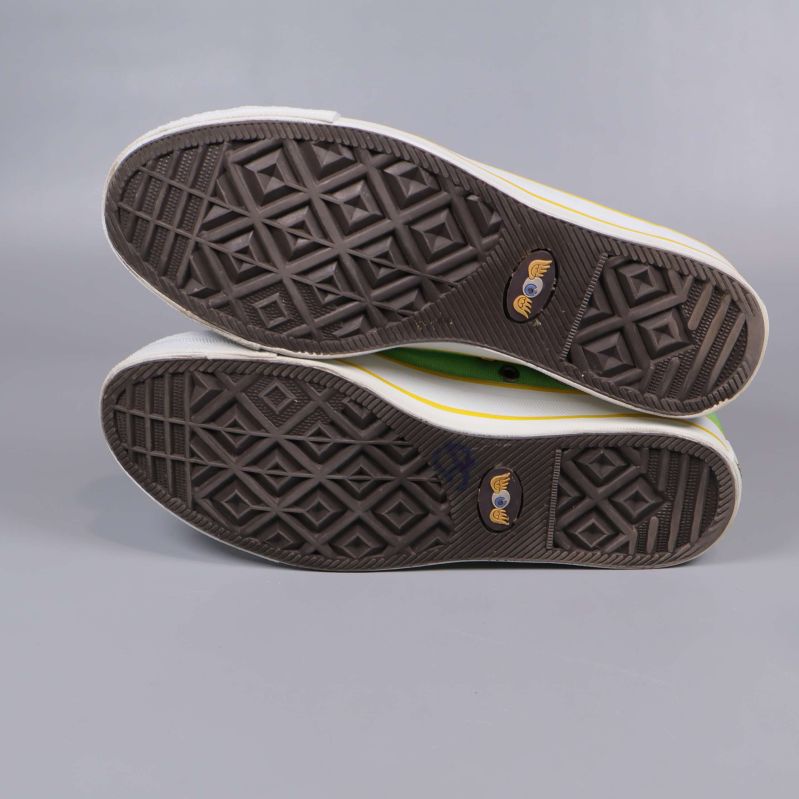 Undersidan av sneakers med svart sula