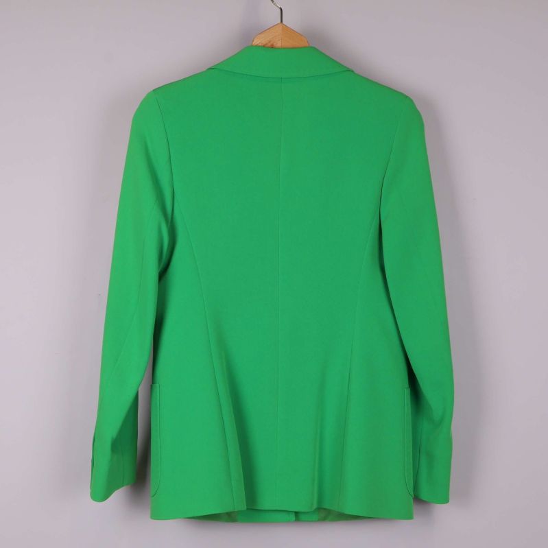 Grön kavaj sedd bakifrån 