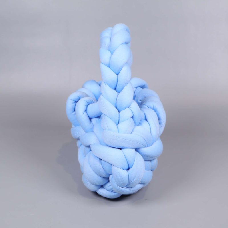 Stickad väska i blått uppifrån med handtag och textur