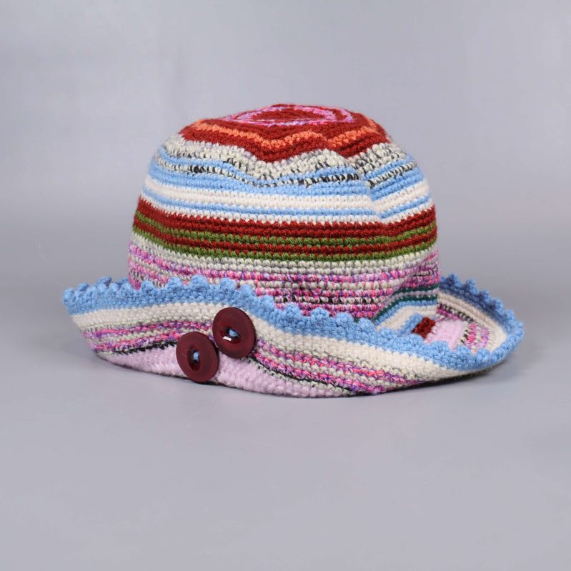 Virkad färgglad hatt med ränder och röda knappar