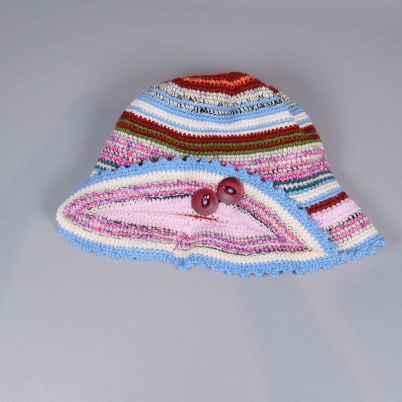 Hatt liggande med synliga blå, rosa och röda ränder