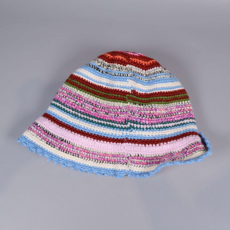 Baksidan av virkad hatt med randigt mönster