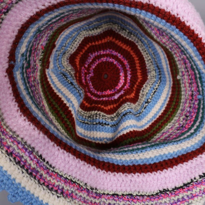 Insidan av hatten med färgglada cirkulära ränder