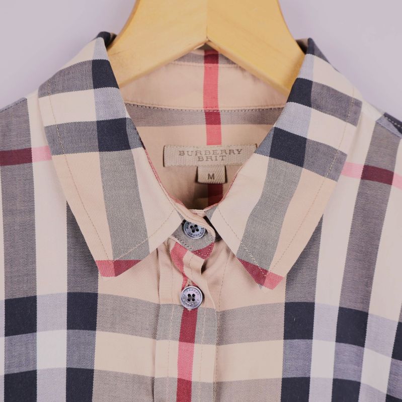 Närbild på krage och Burberry Brit-märkning