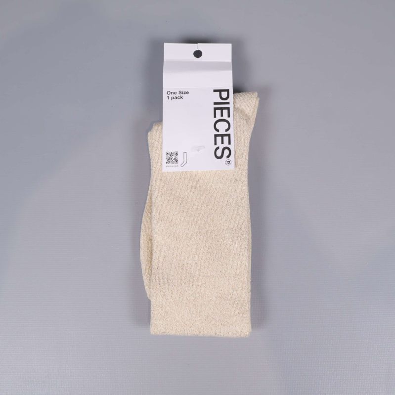 Strumpor i beige med etikett Pieces synlig ovanpå