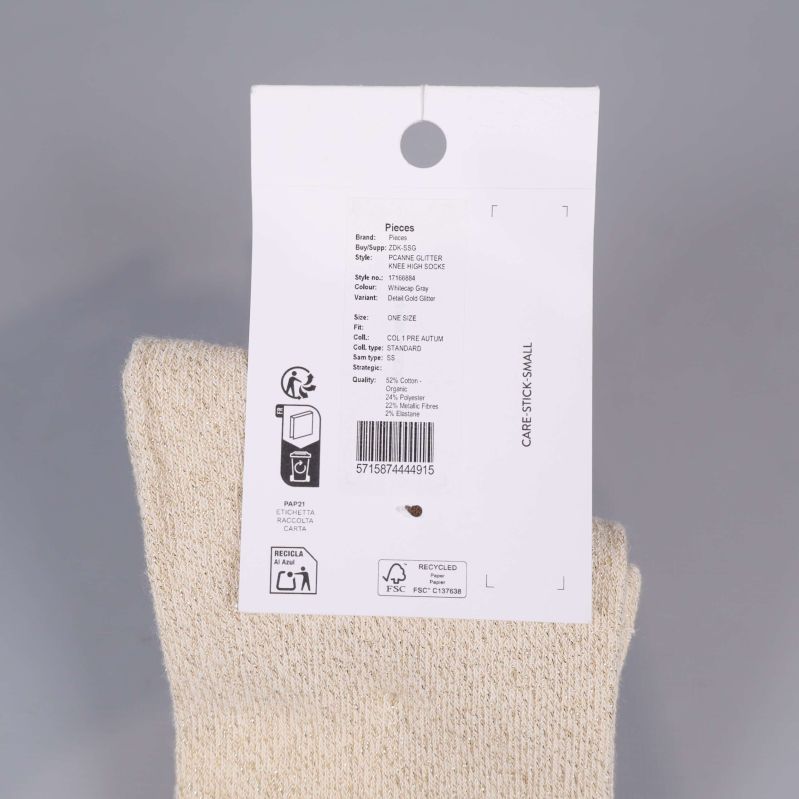 Baksidan av etikett visar materialinformation och tvättråd