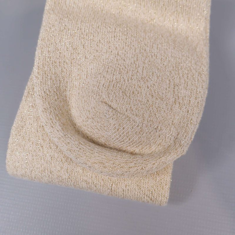 Närbild på strumpornas glittriga struktur