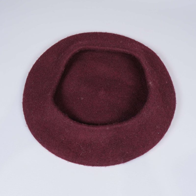 Insidan av vinröd basker med förstärkt kant