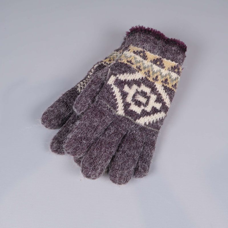 Stickade lila vantar med vitt och gult mönster