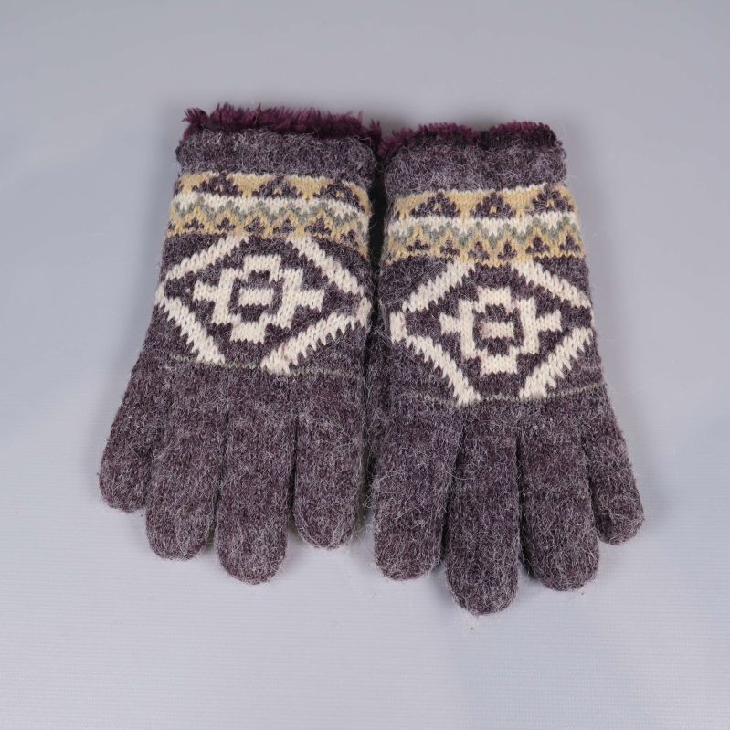 Ett par stickade mönstrade vantar liggande bredvid varandra