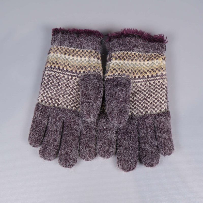 Baksidan av stickade vantar med detaljrik design