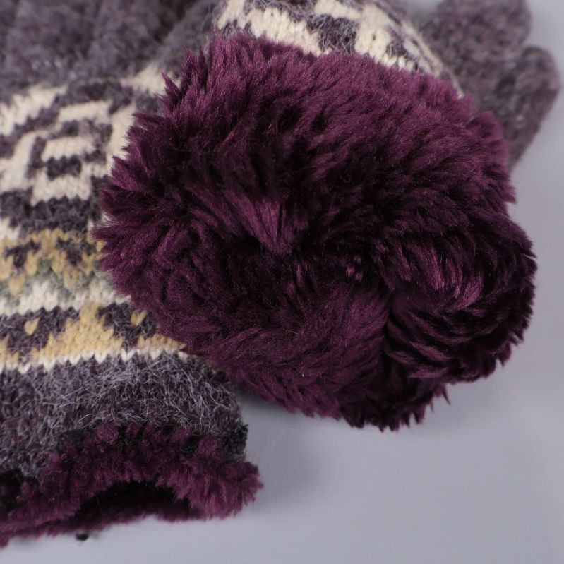 Närbild på mjukt lila foder i vantens insida