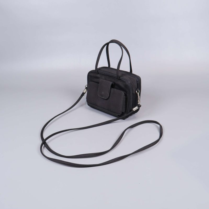 Svart axelremsväska med lång rem och ficka fram