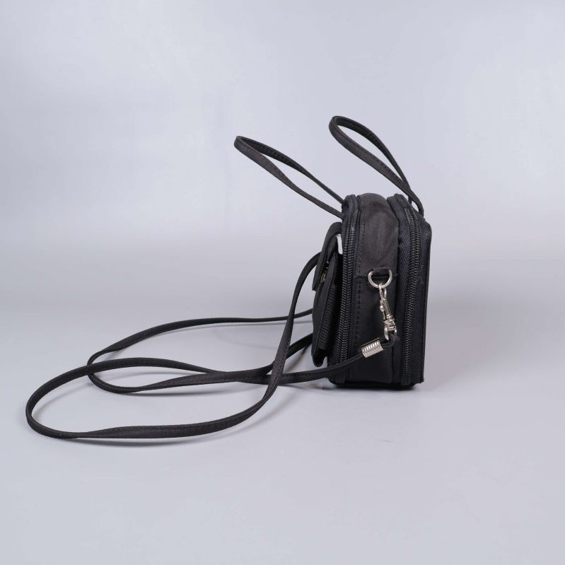 Väska sedd från sidan med avtagbar axelrem