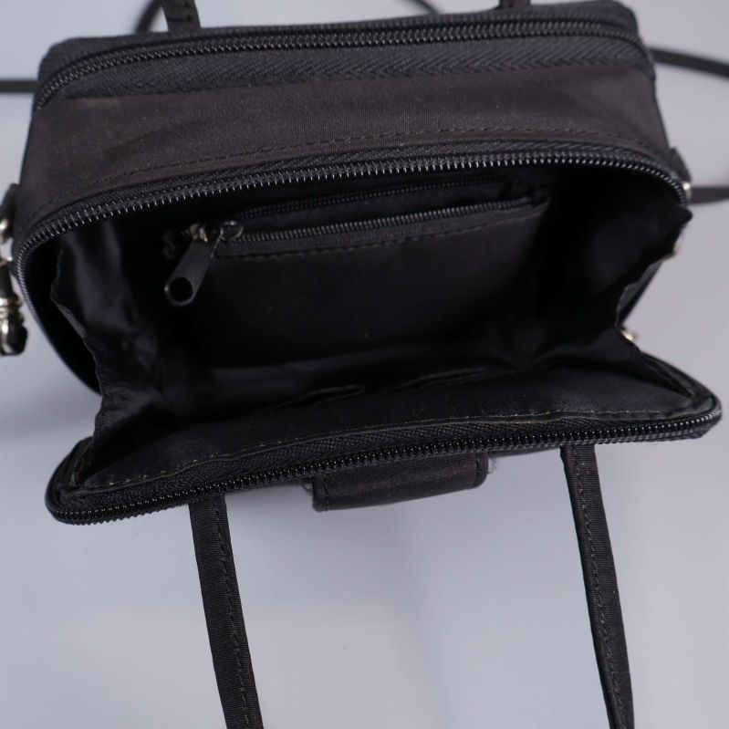 Öppen väska som visar innerfack och dragkedjeficka