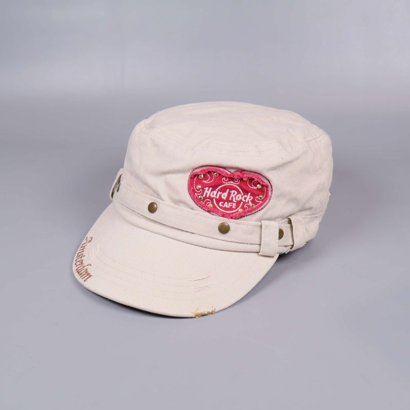 Beige keps med broderad Hard Rock Café-logga framtill