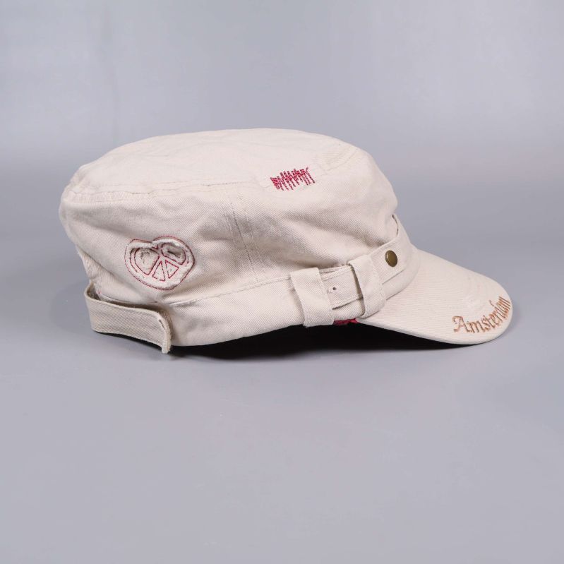 Sida av beige keps med Amsterdam-brodyr och justering