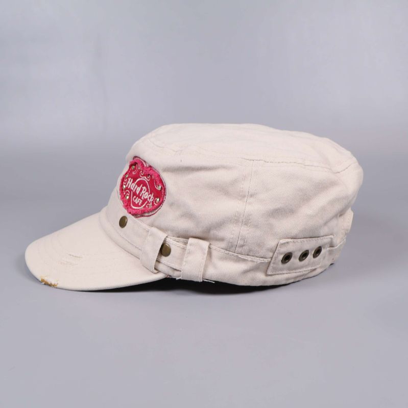 Höger sida på keps med metallknappar och logga