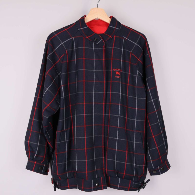 Rutigt jacka med röd broderad logga framifrån