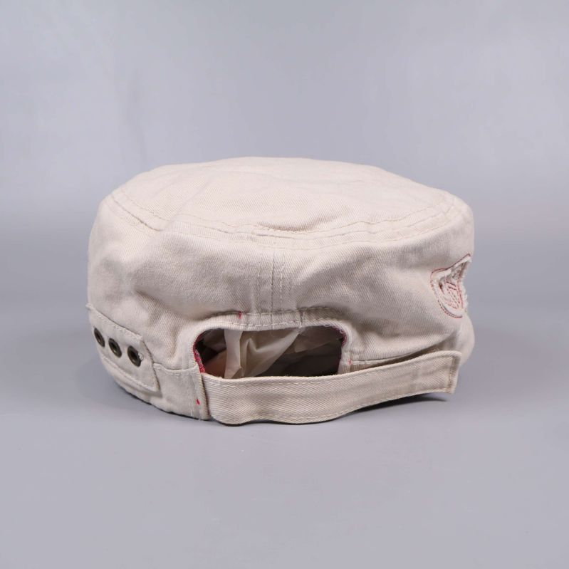 Baksida av beige keps med justerbart band