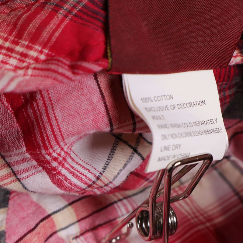 Materialetikett med 100% bomull på rutig insida