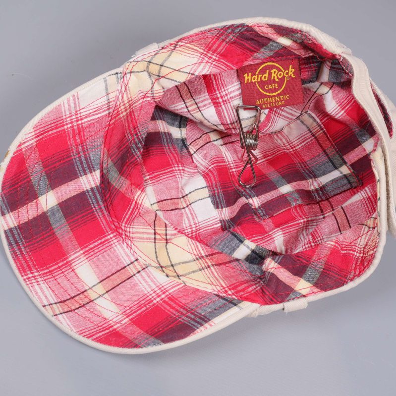 Kepsens rödvitrutiga innerfoder och etikett visas