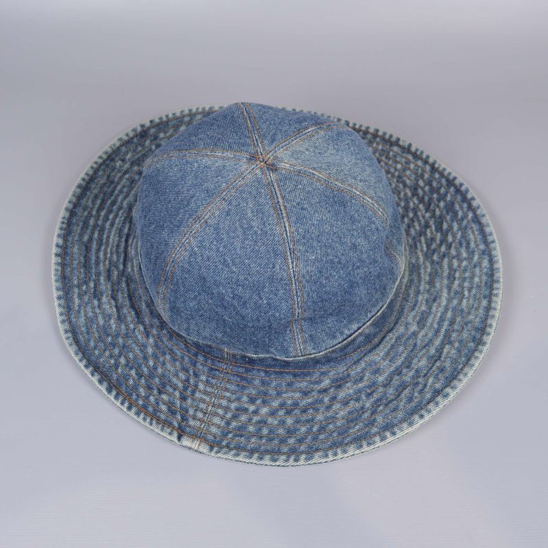 Solhatt sedd snett uppifrån i denim