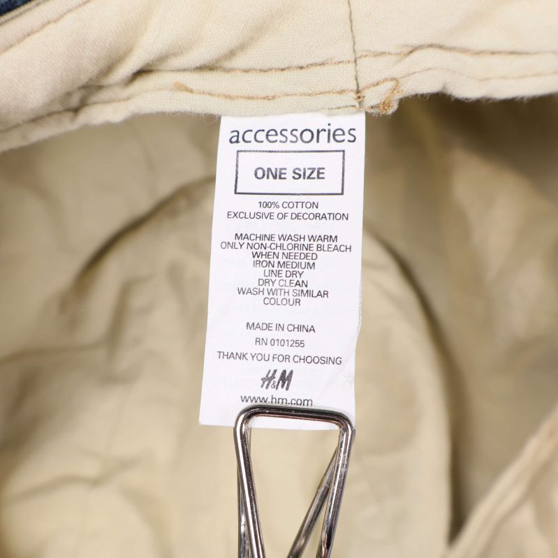 Onesize-etikett på insidan av hatten