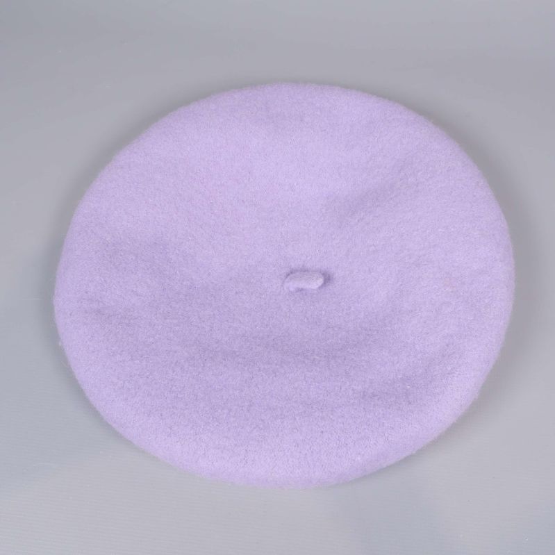 Basker i ljuslila färg sedd uppifrån mot grå bakgrund