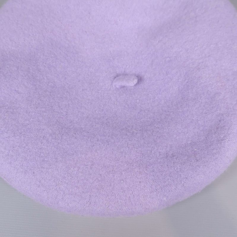 Närbild av ljuslila basker med tydlig struktur